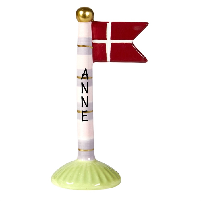 Keramisk flagstang med rødt flag, hvidt kors, pink/grå striber, guld accenter og navn "ANNE".