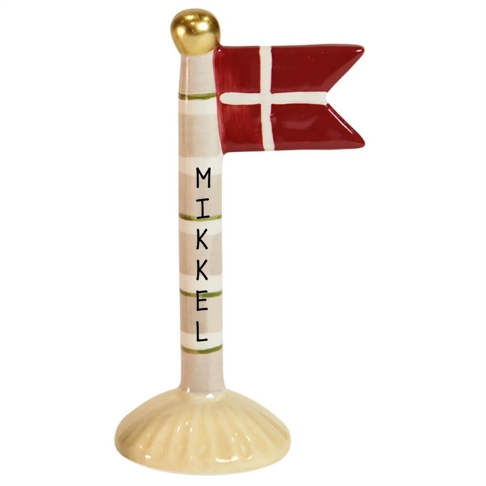Keramisk flagstang med beige striber, rødt flag med hvidt kors, gylden topkugle, navn "Mikkel".