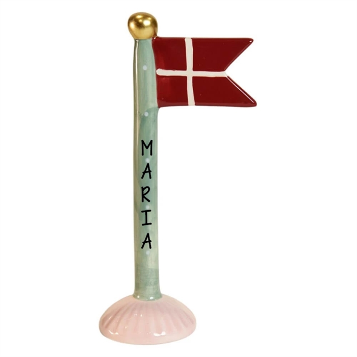Grøn stang med hvide prikker, guldfarvet top, rød/hvidt flag, pink fod, navn "Maria".