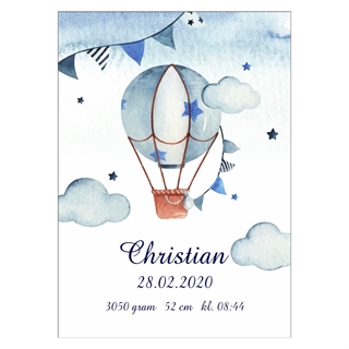 Plakat Fødselstavle med luftballon plakat - Virkelig fin plakat med luftballon, stjerner, vimpler og skyer i blå nuancer.