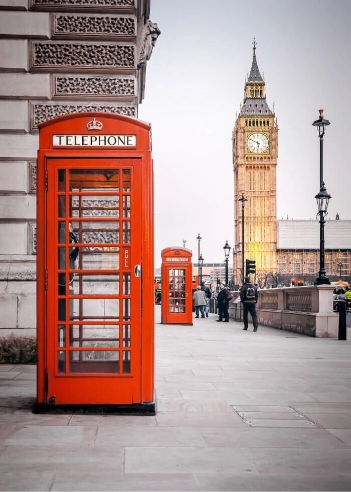 Plakat med røde telefonbokse fra londons gade