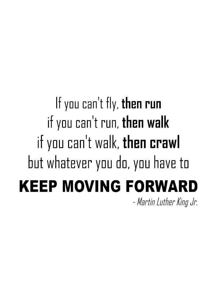 Plakat med citat af Martin Luther King, der afslutter med at sige "whatever you do, you have to keep moving forward"