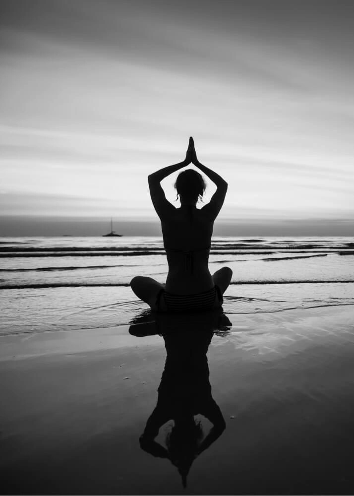 Plakat - Mediation ved havet. Beroligende plakat med motiv af en person der sidder i meditationsstilling på en strand.