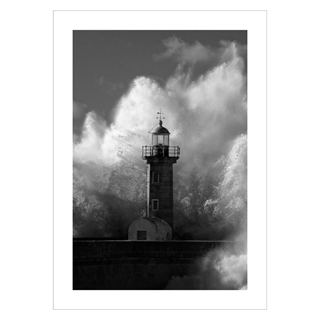 Plakat - The lighthouse. Dynamisk plakat som viser naturens krafter i form af hvirvlende bølger som kastes op mod et fyrtårn
