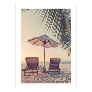 Plakat - Summer holiday. En strand med parasol, og to solstole. En varm og sommerlig plakat klar til at skabe varme i dit hjem.