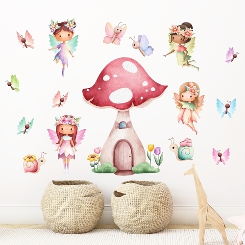 søde feer med et svampehus, sommerfugle og snegle som wallstickers akvarel