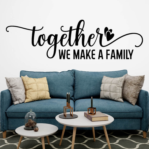 Engelsk tekst "Together we make a family" wallsticker til stuen