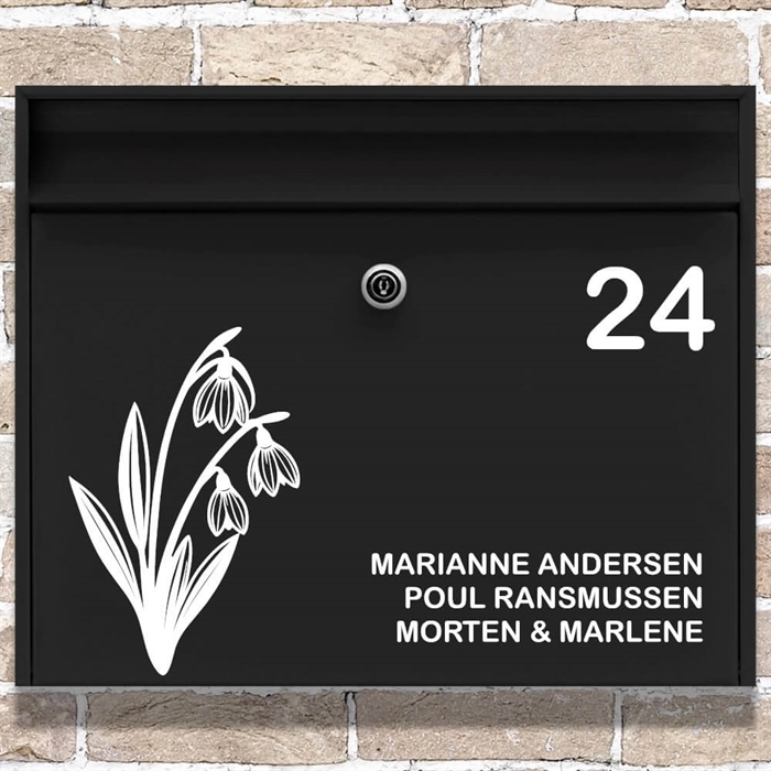 Sort postkasse med hvide blomster og tekst: "24" og navne "Marianne Andersen, Poul Rasmussen, Morten & Marlene".